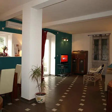 1 Διαμέρισμα *