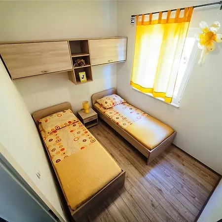 1 Apartament *