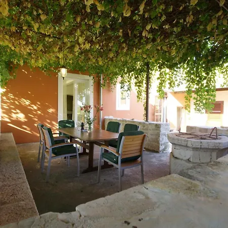 1 Διαμέρισμα *