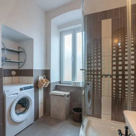 1 Διαμέρισμα *