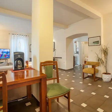 1 Apartament *