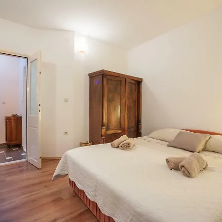 1 Apartamento *